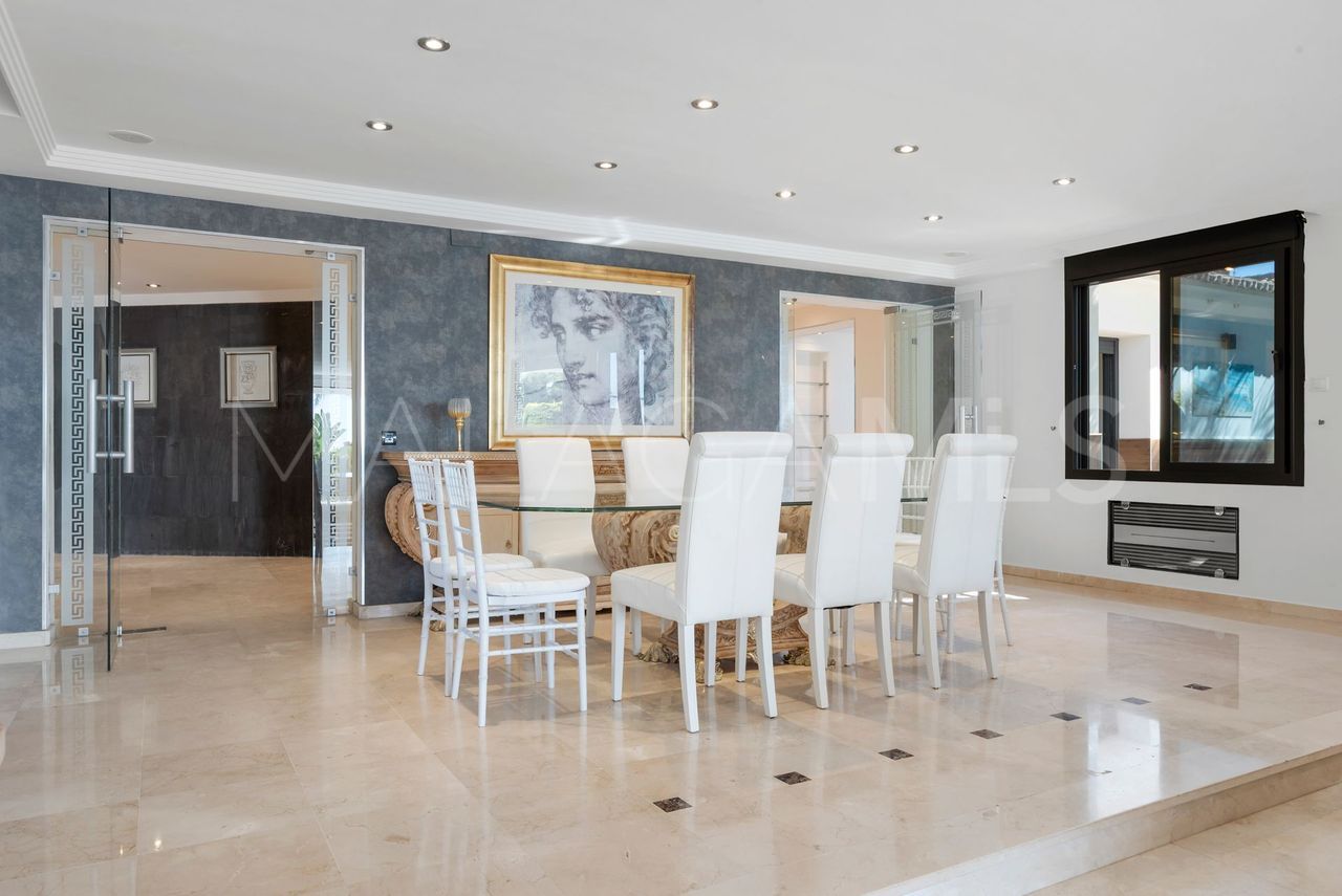Villa for sale in Elviria