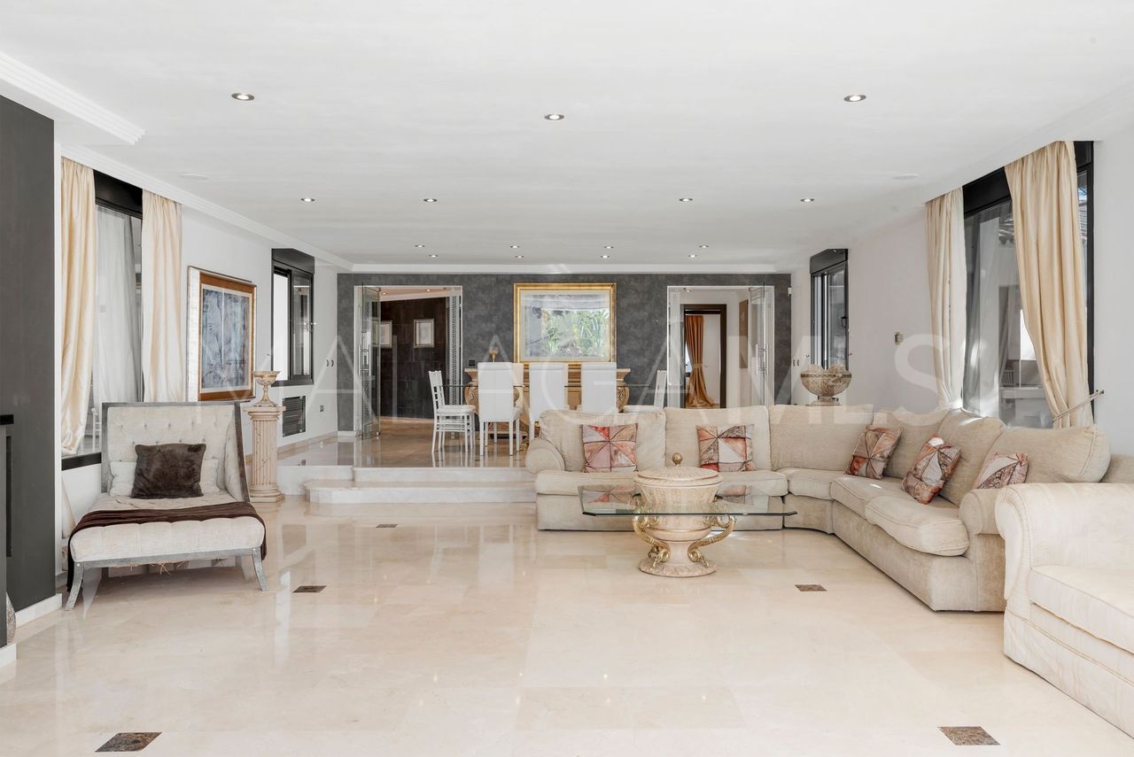 Villa for sale in Elviria