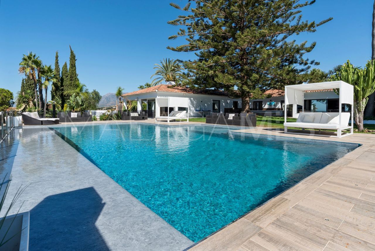 Villa for sale in Elviria