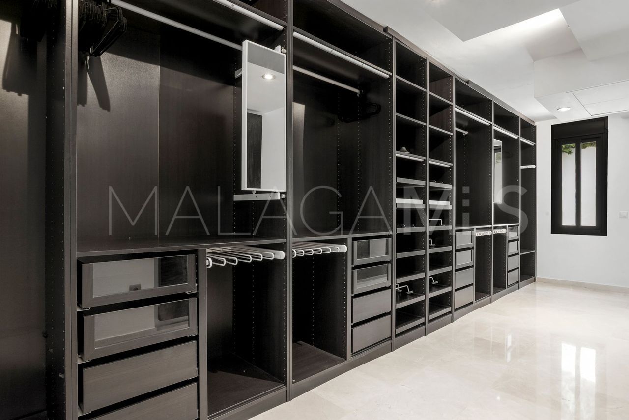 Villa for sale in Elviria