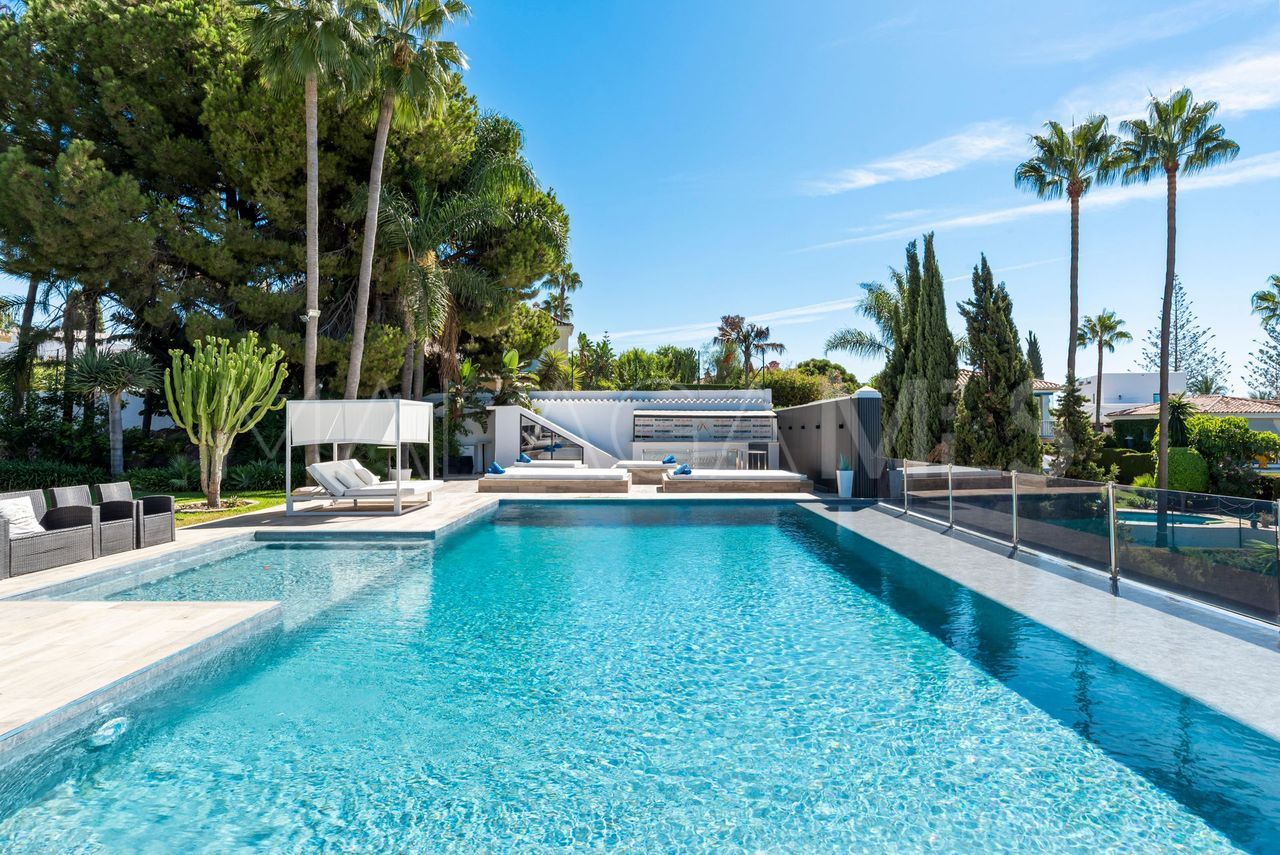 Villa for sale in Elviria