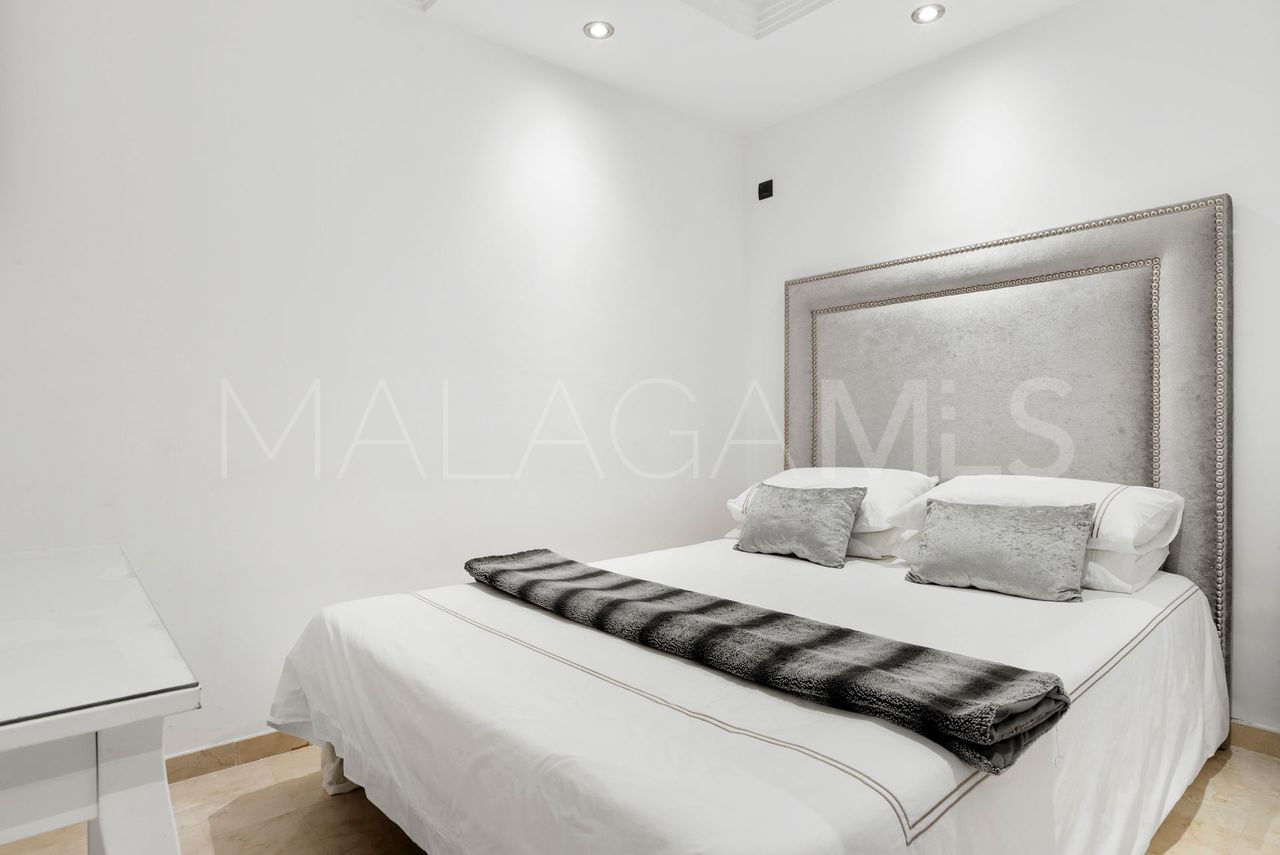 Villa for sale in Elviria