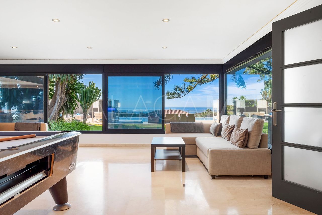 Villa for sale in Elviria