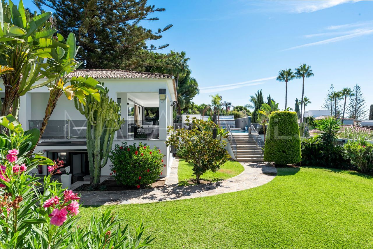 Villa for sale in Elviria