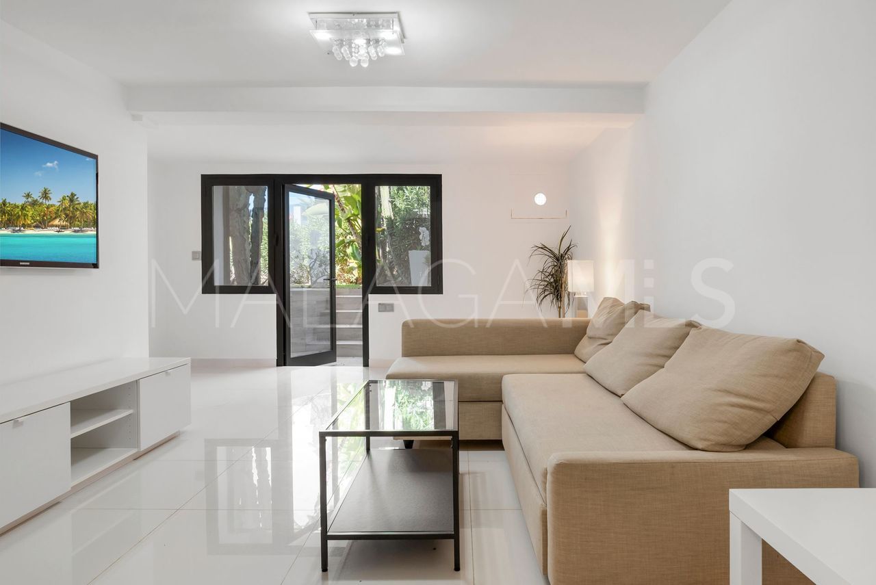 Villa for sale in Elviria