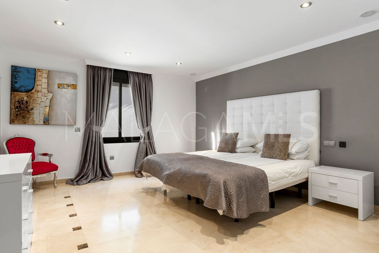 Villa for sale in Elviria