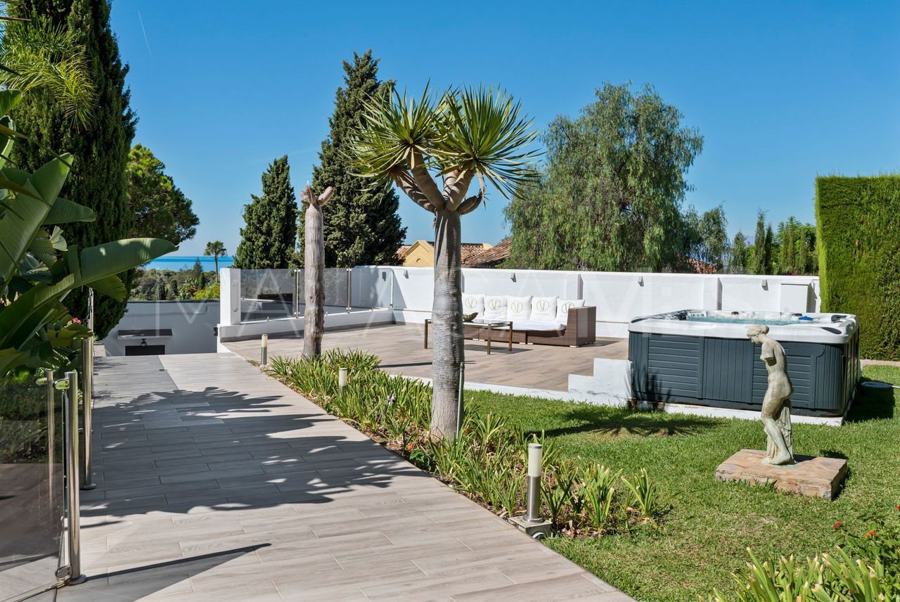 Villa for sale in Elviria