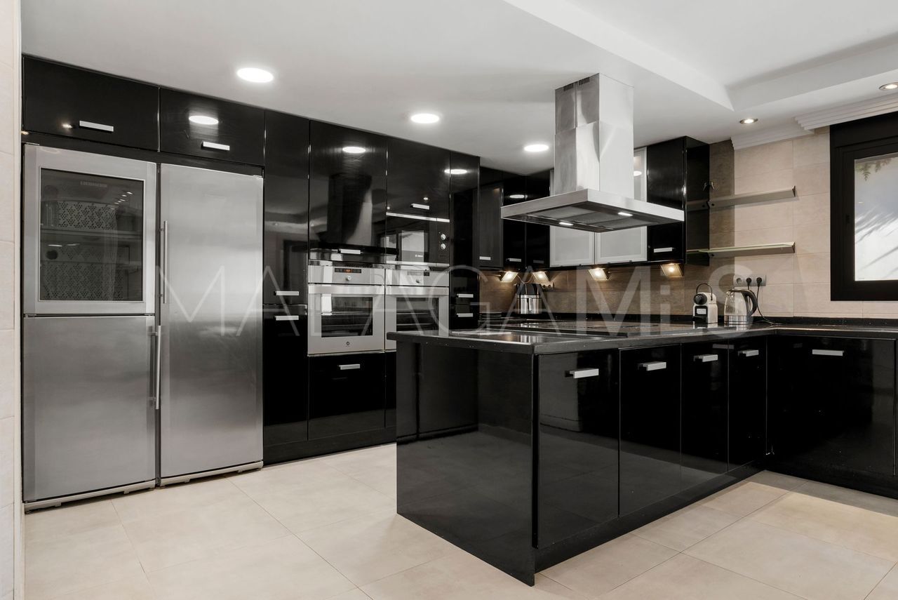 Villa for sale in Elviria
