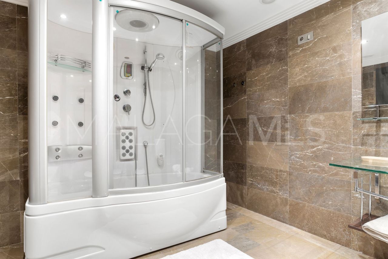 Villa for sale in Elviria