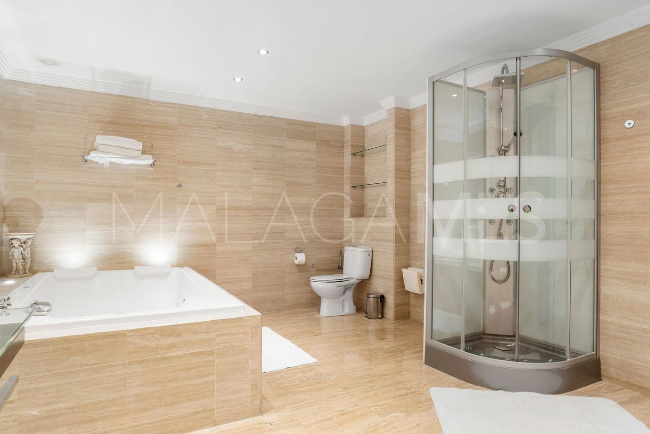Villa for sale in Elviria
