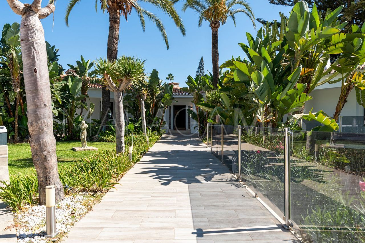 Villa for sale in Elviria