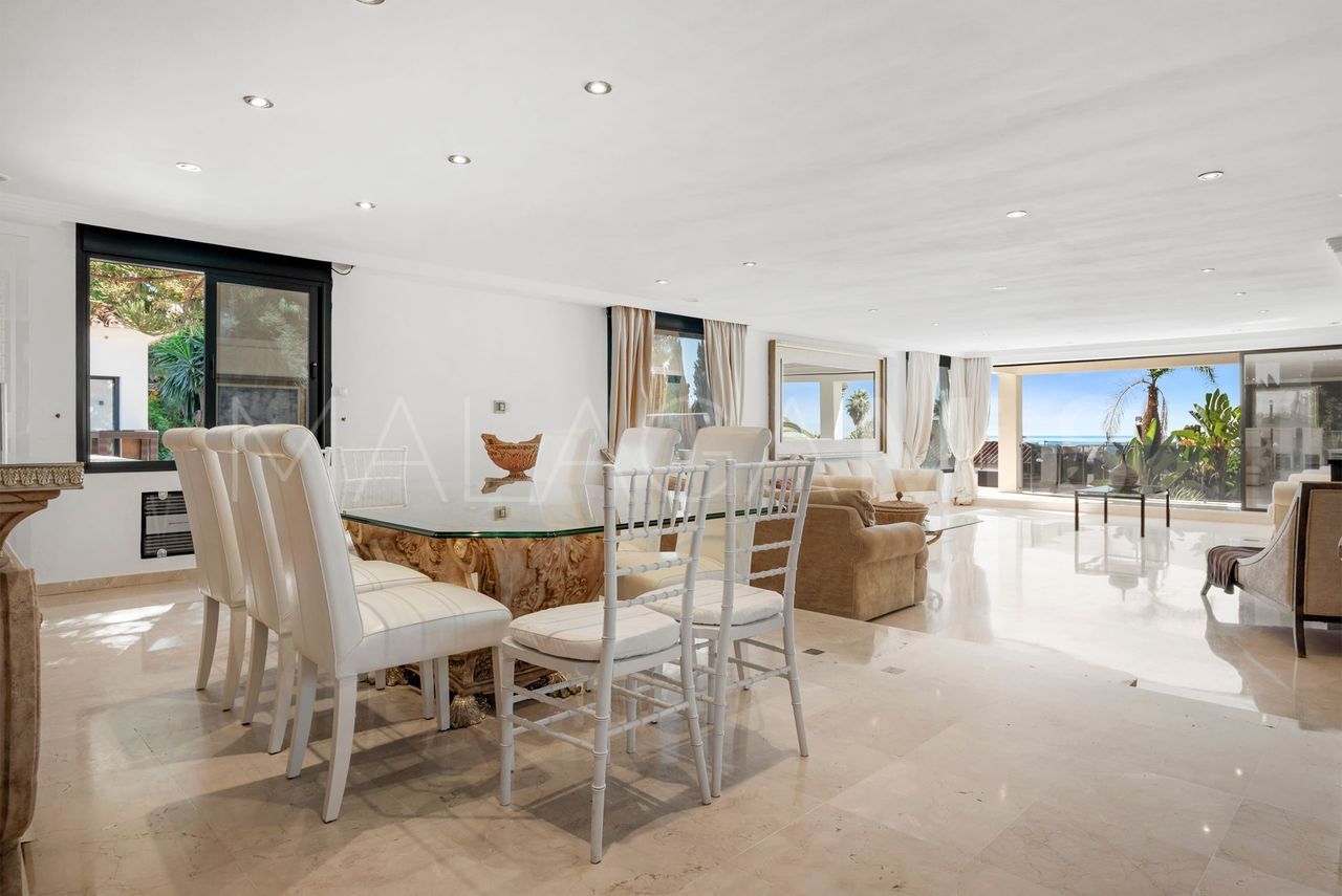 Villa for sale in Elviria