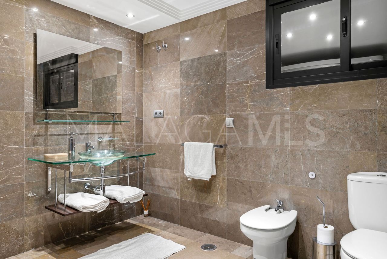 Villa for sale in Elviria