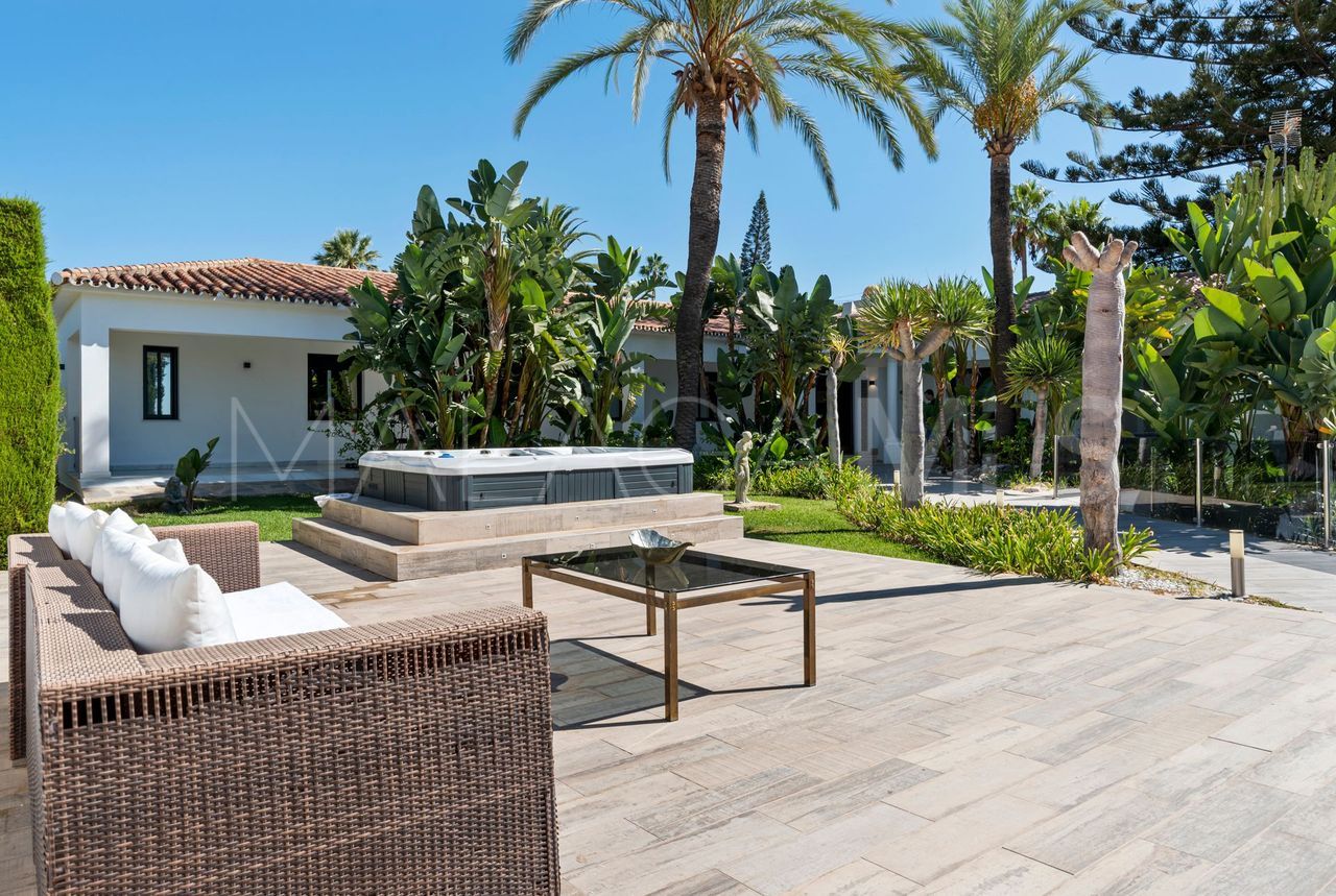 Villa for sale in Elviria