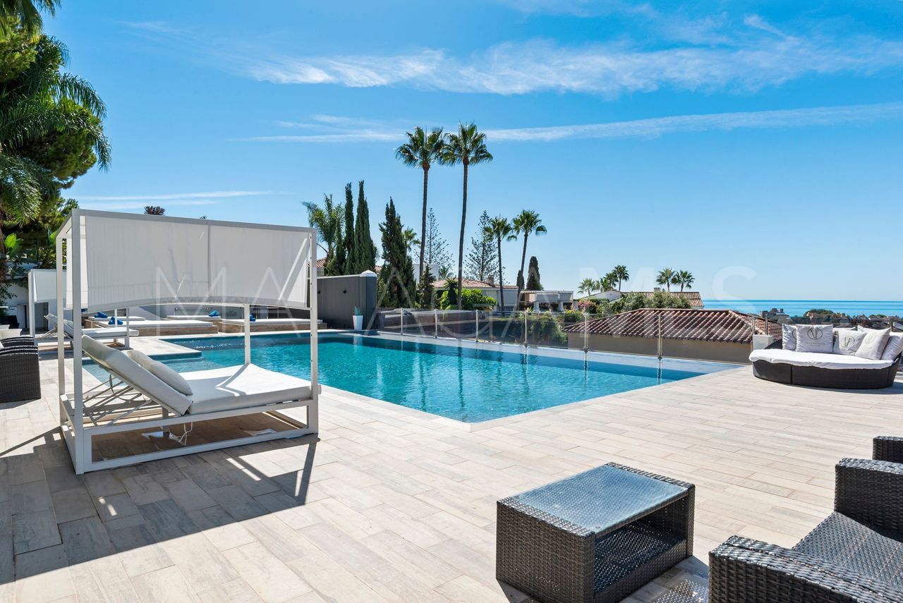 Villa for sale in Elviria