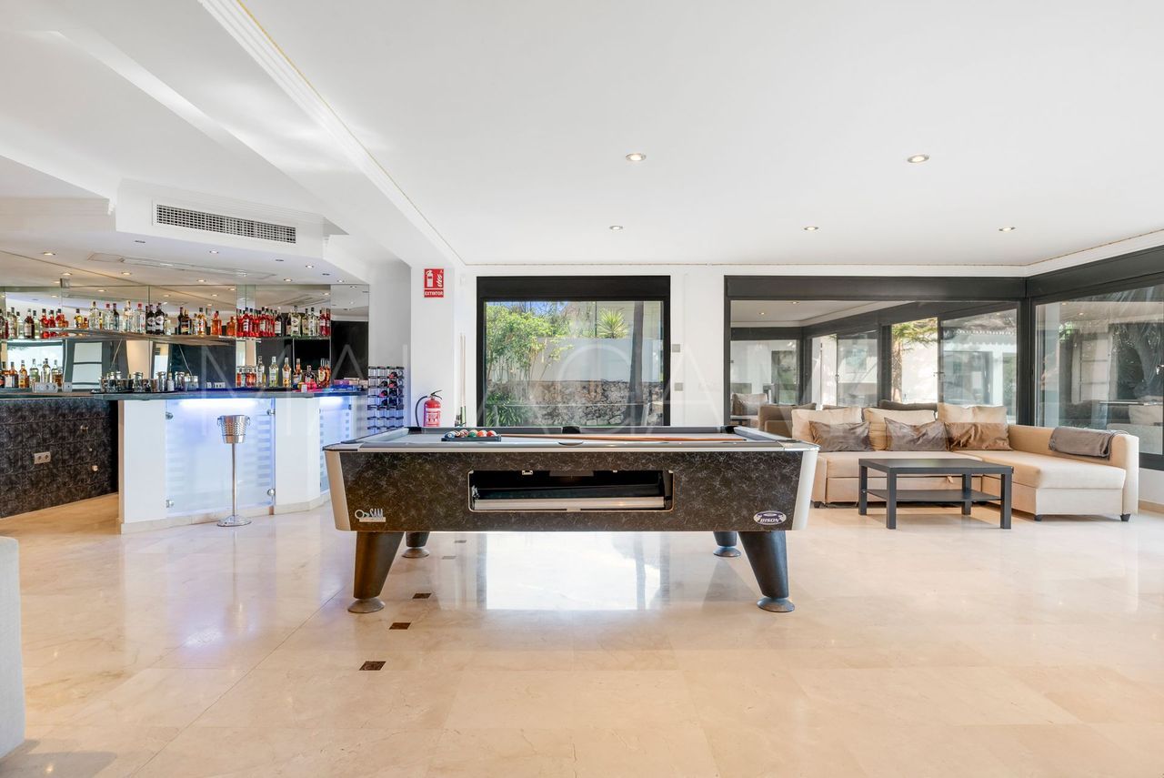 Villa for sale in Elviria