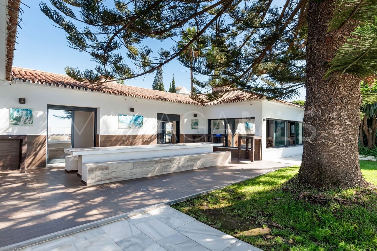 Villa for sale in Elviria