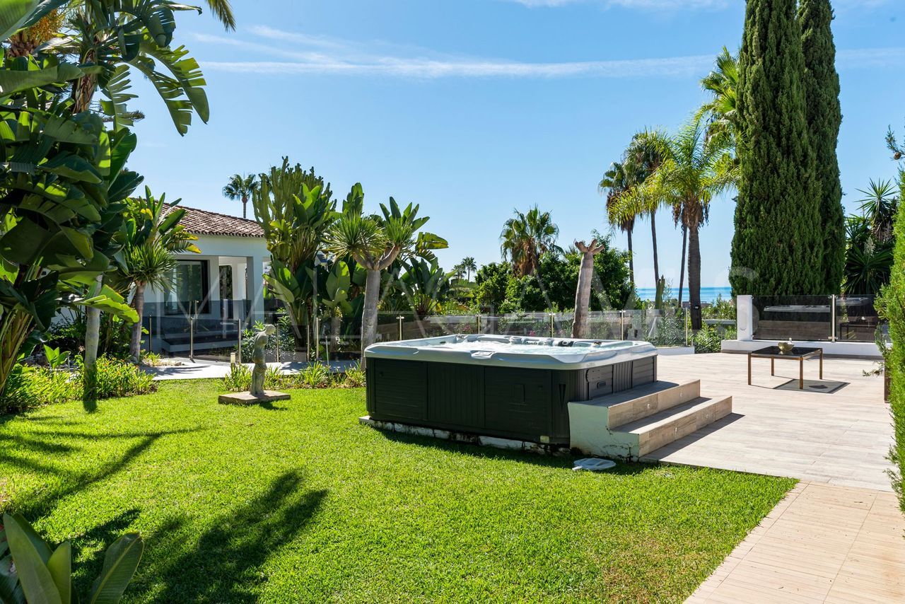 Villa for sale in Elviria