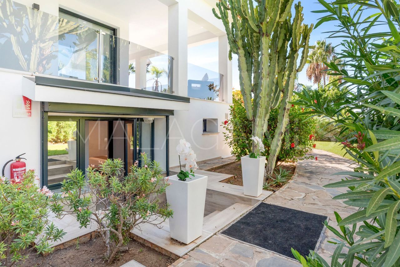 Villa for sale in Elviria