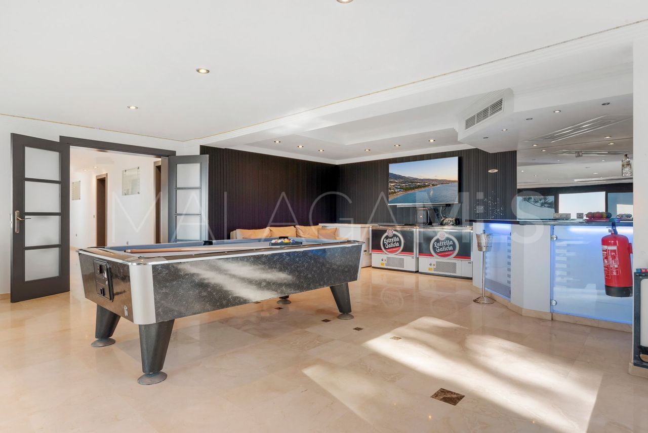 Villa for sale in Elviria