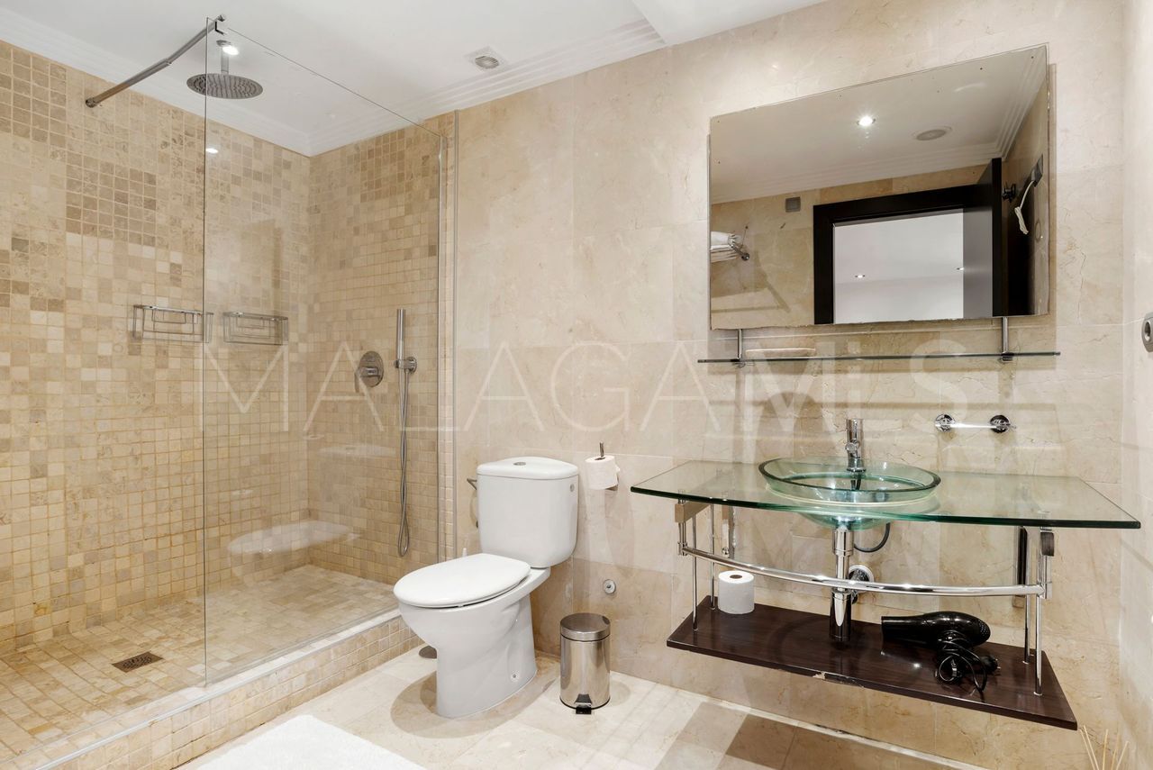 Villa for sale in Elviria