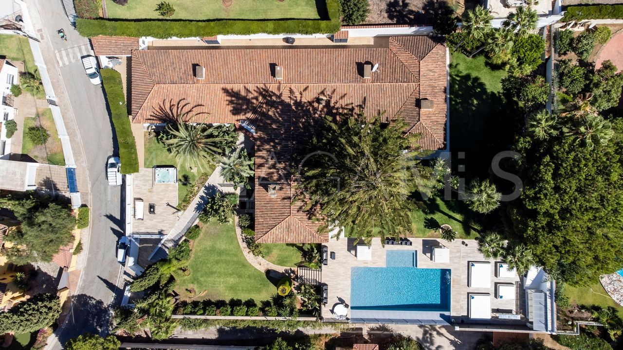 Villa for sale in Elviria