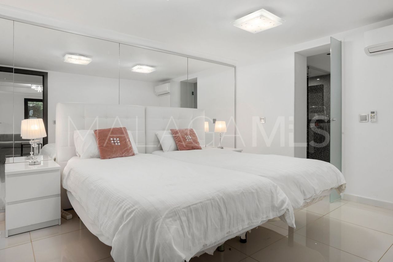 Villa for sale in Elviria