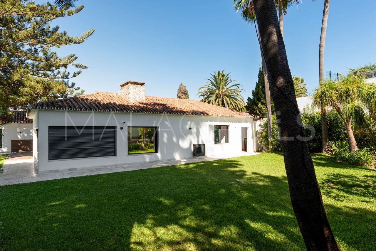 Villa for sale in Elviria