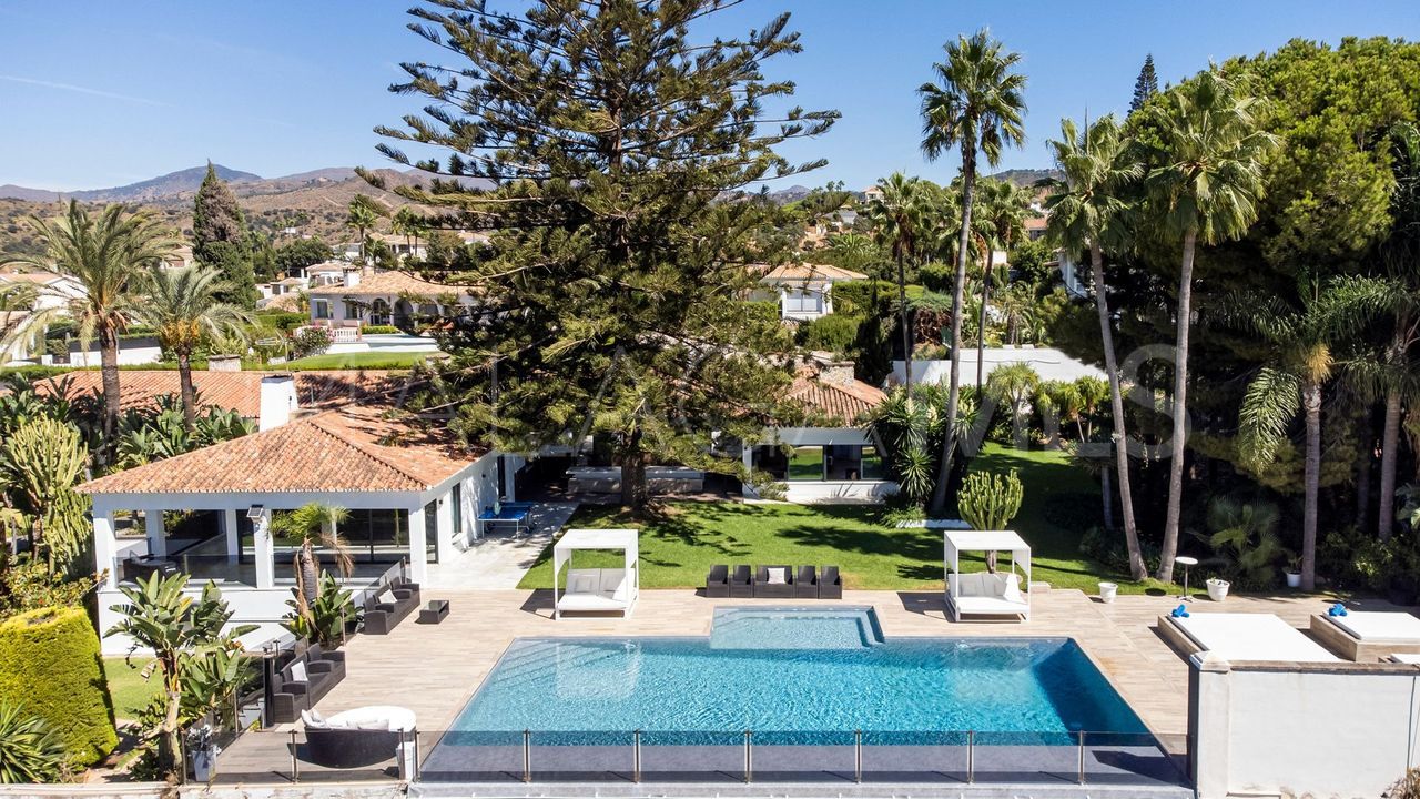Villa for sale in Elviria