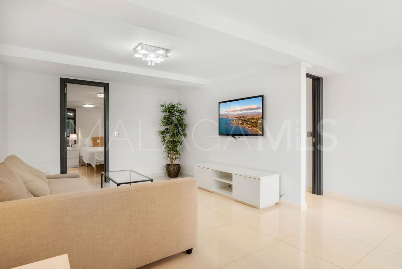 Villa for sale in Elviria