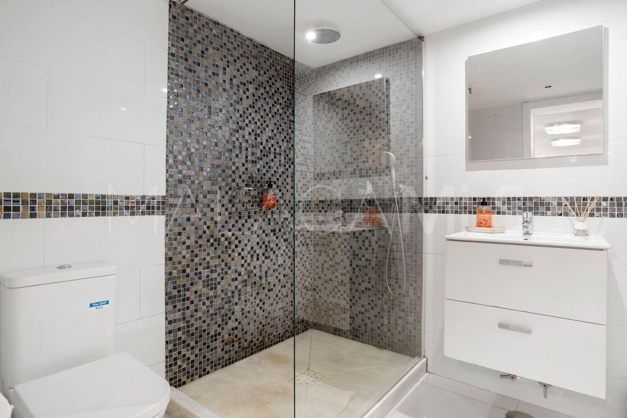 Villa for sale in Elviria