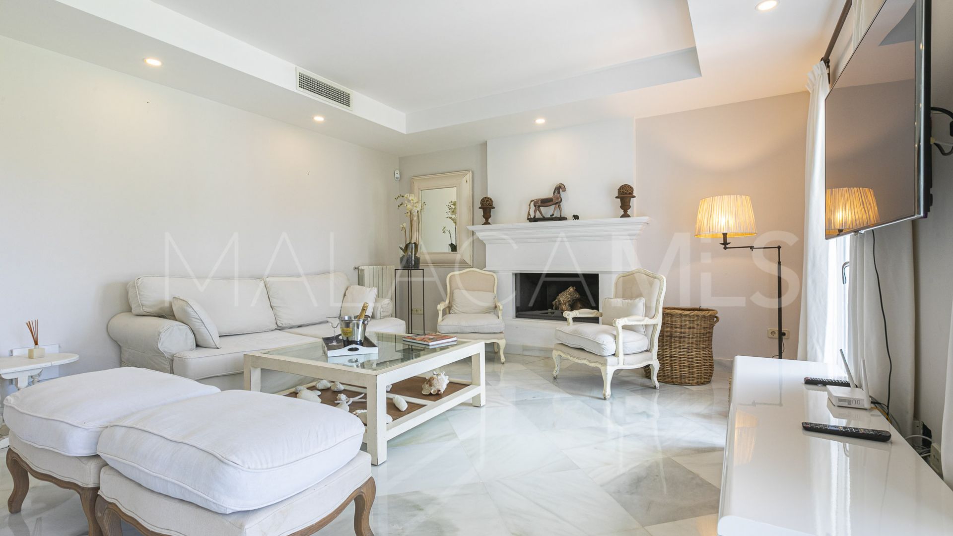 Villa for sale in Elviria