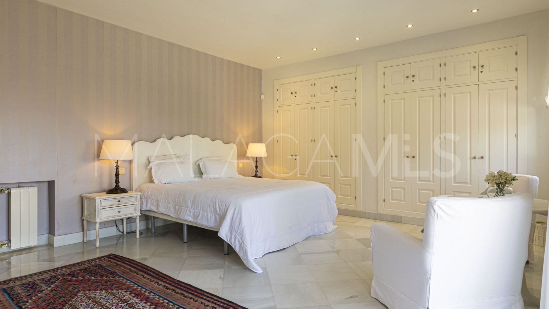 Villa for sale in Elviria