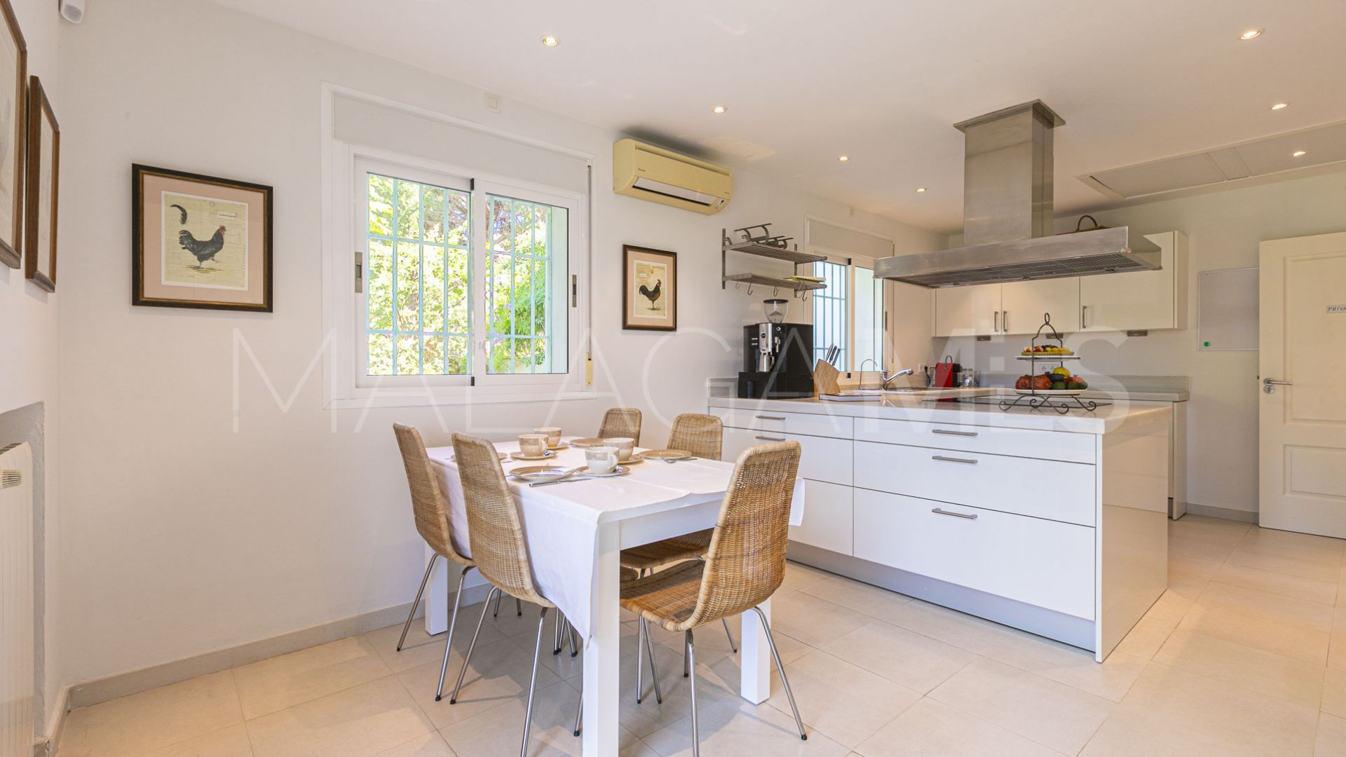 Villa for sale in Elviria