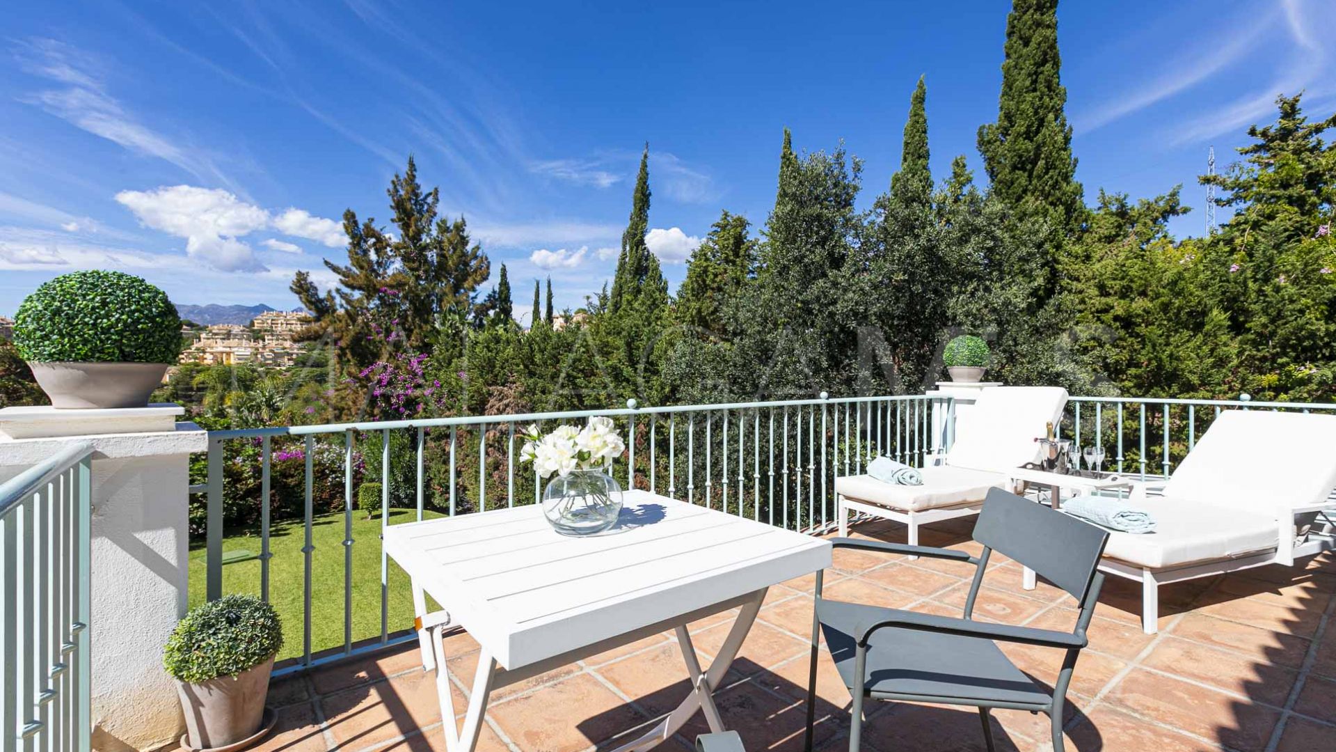 Villa for sale in Elviria