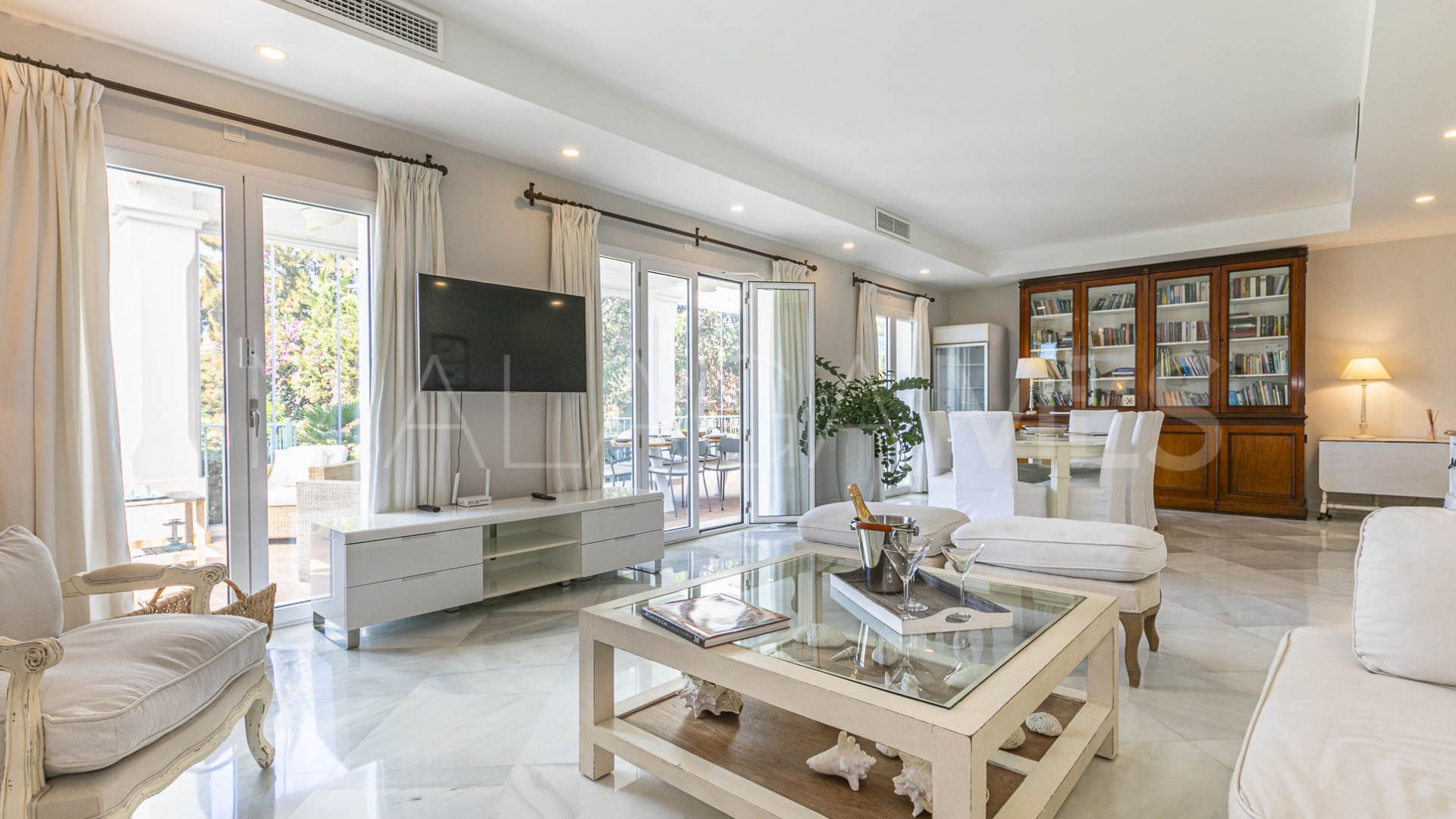 Villa for sale in Elviria
