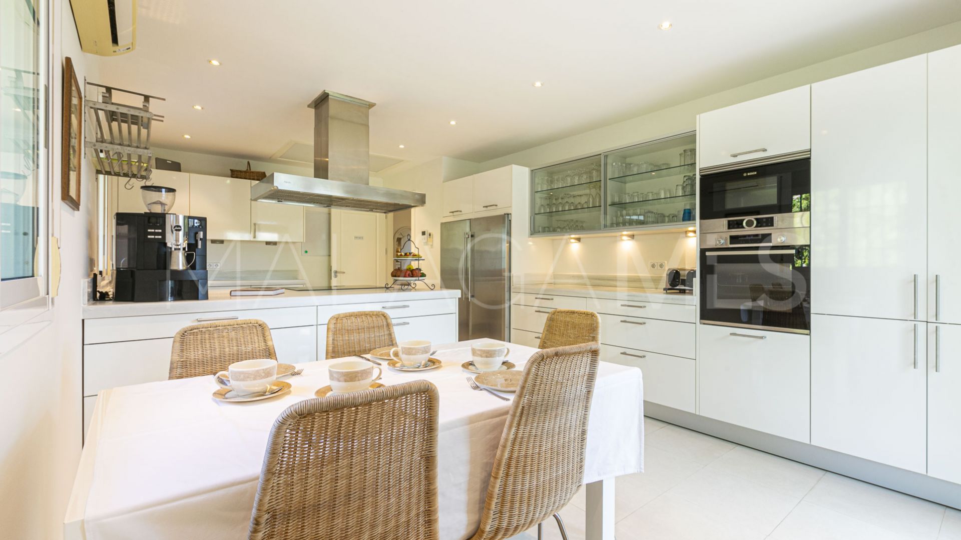 Villa for sale in Elviria