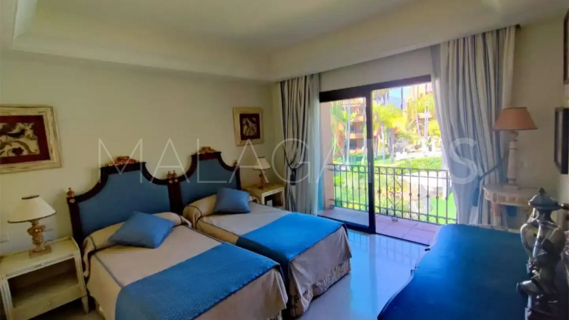 Duplex penthouse in La Alzambra for sale