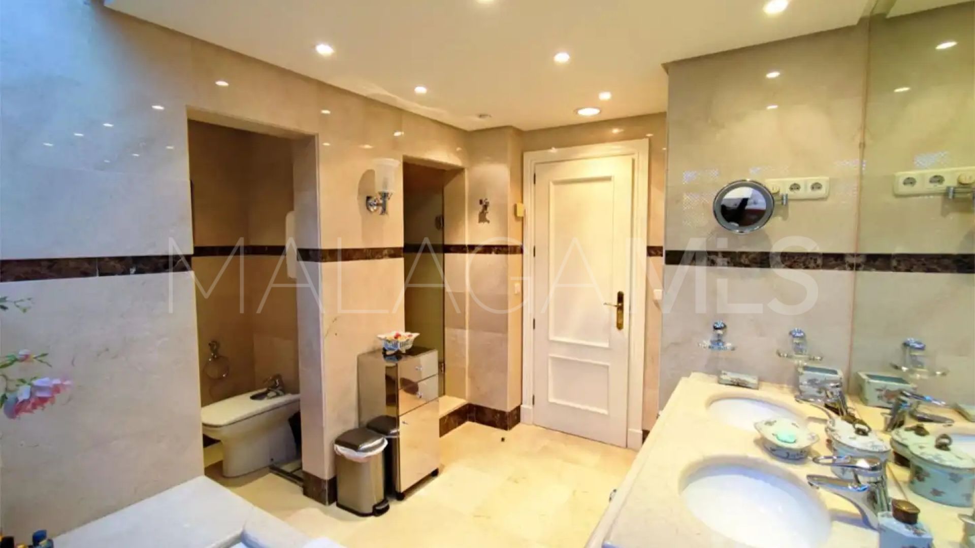 Duplex penthouse in La Alzambra for sale