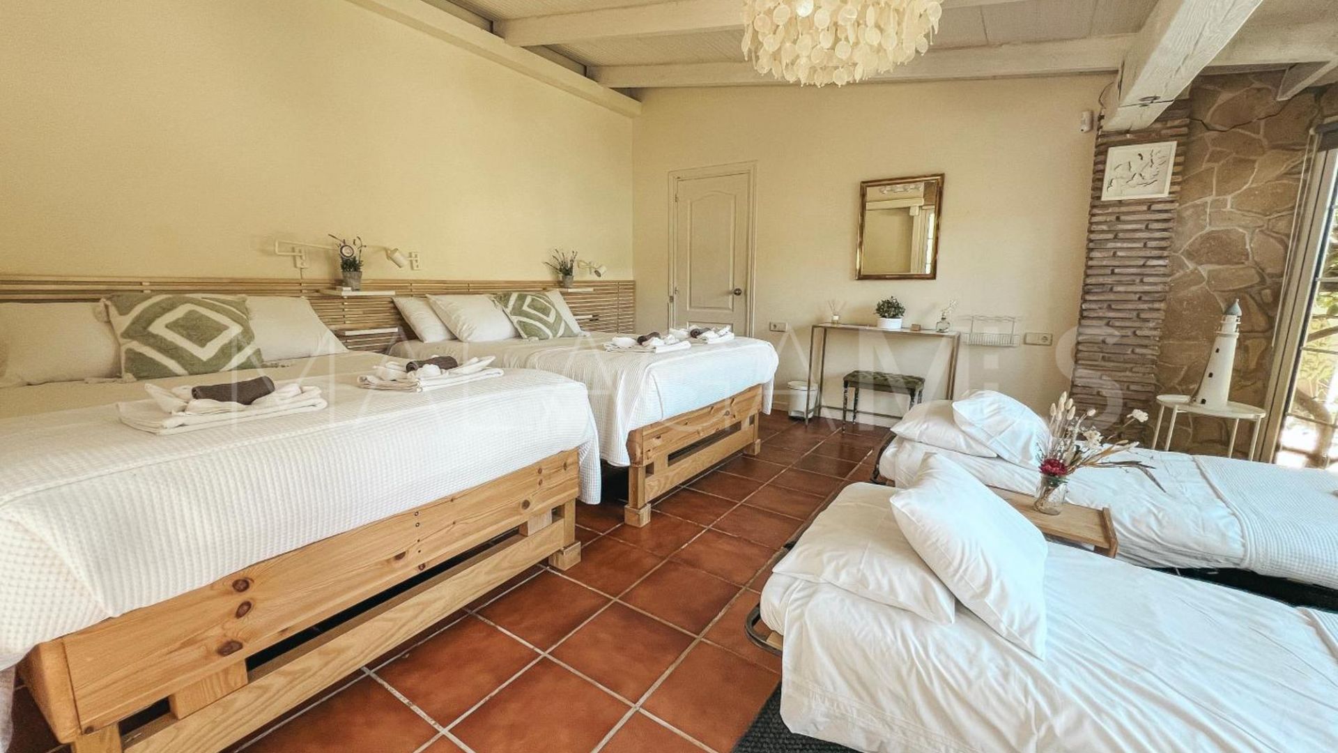 Villa for sale in Nueva Andalucia