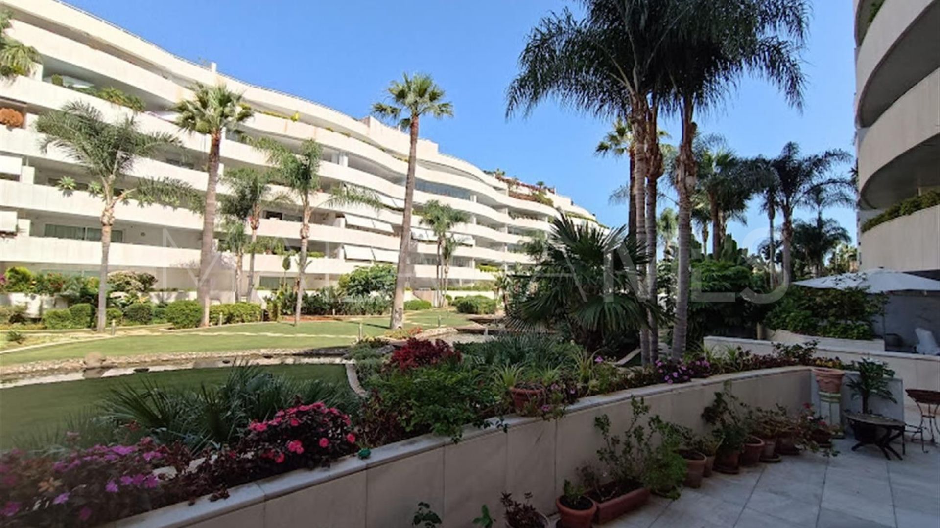 Buy ground floor apartment with 2 bedrooms in Marbella - Puerto Banus