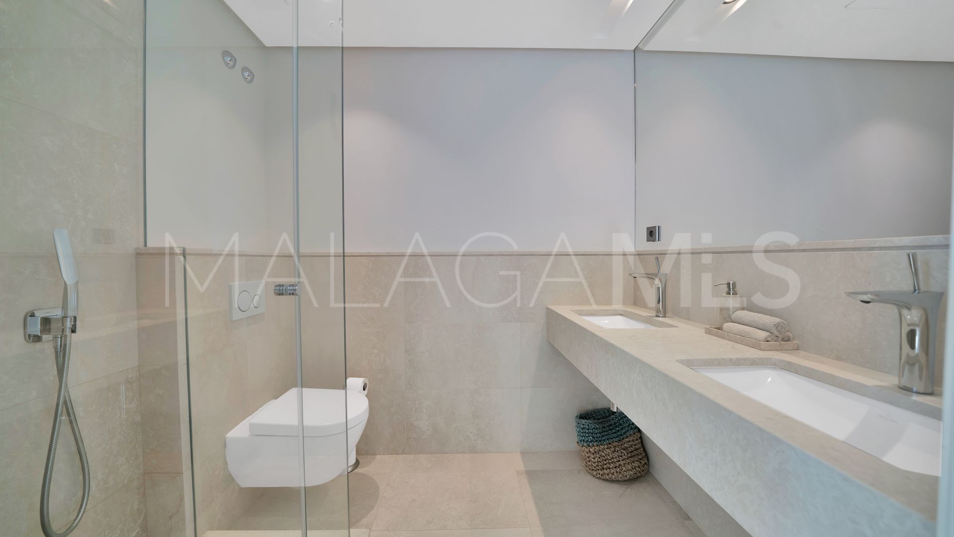 Villa for sale in Nueva Andalucia