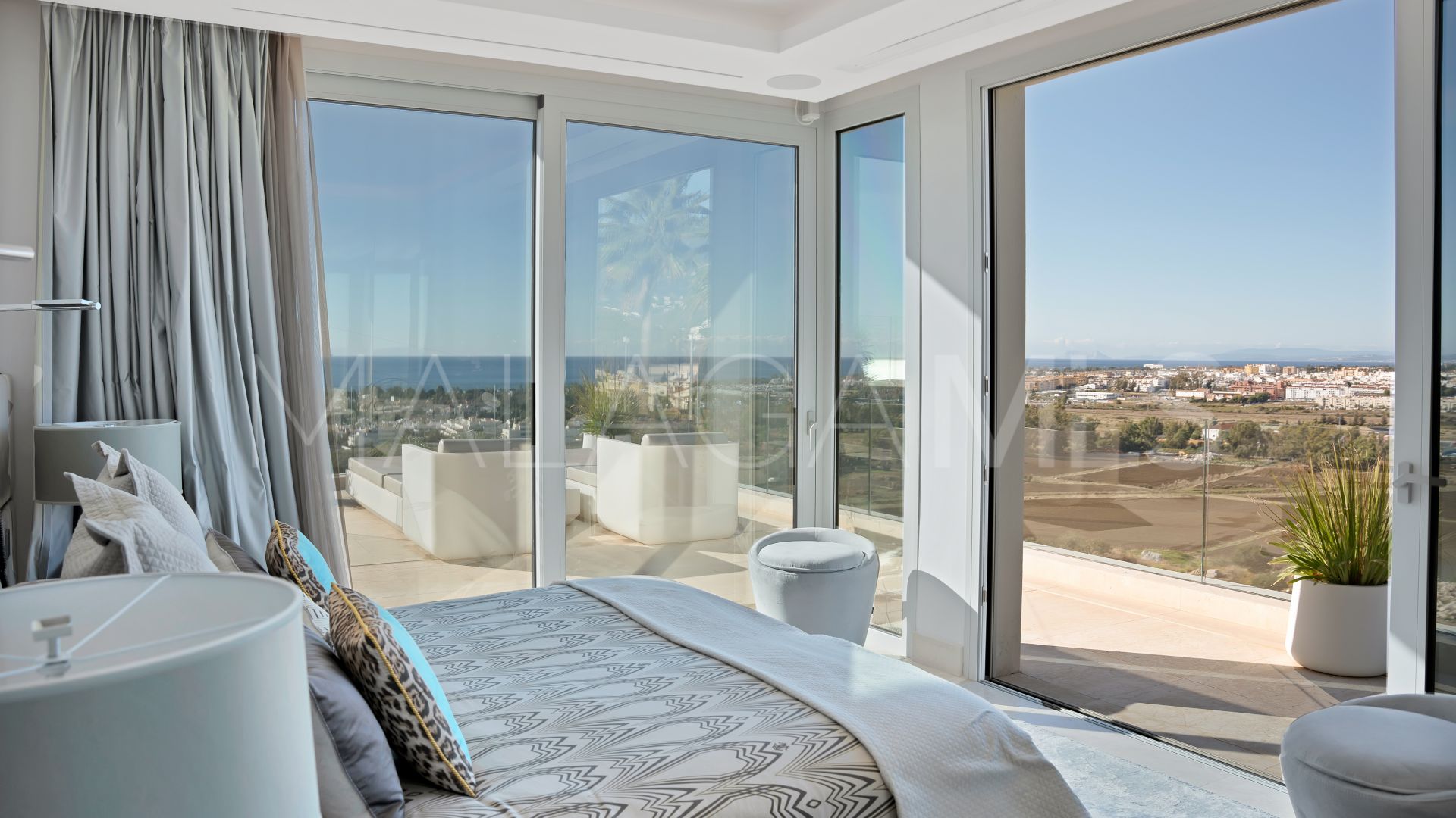 Villa for sale in Nueva Andalucia