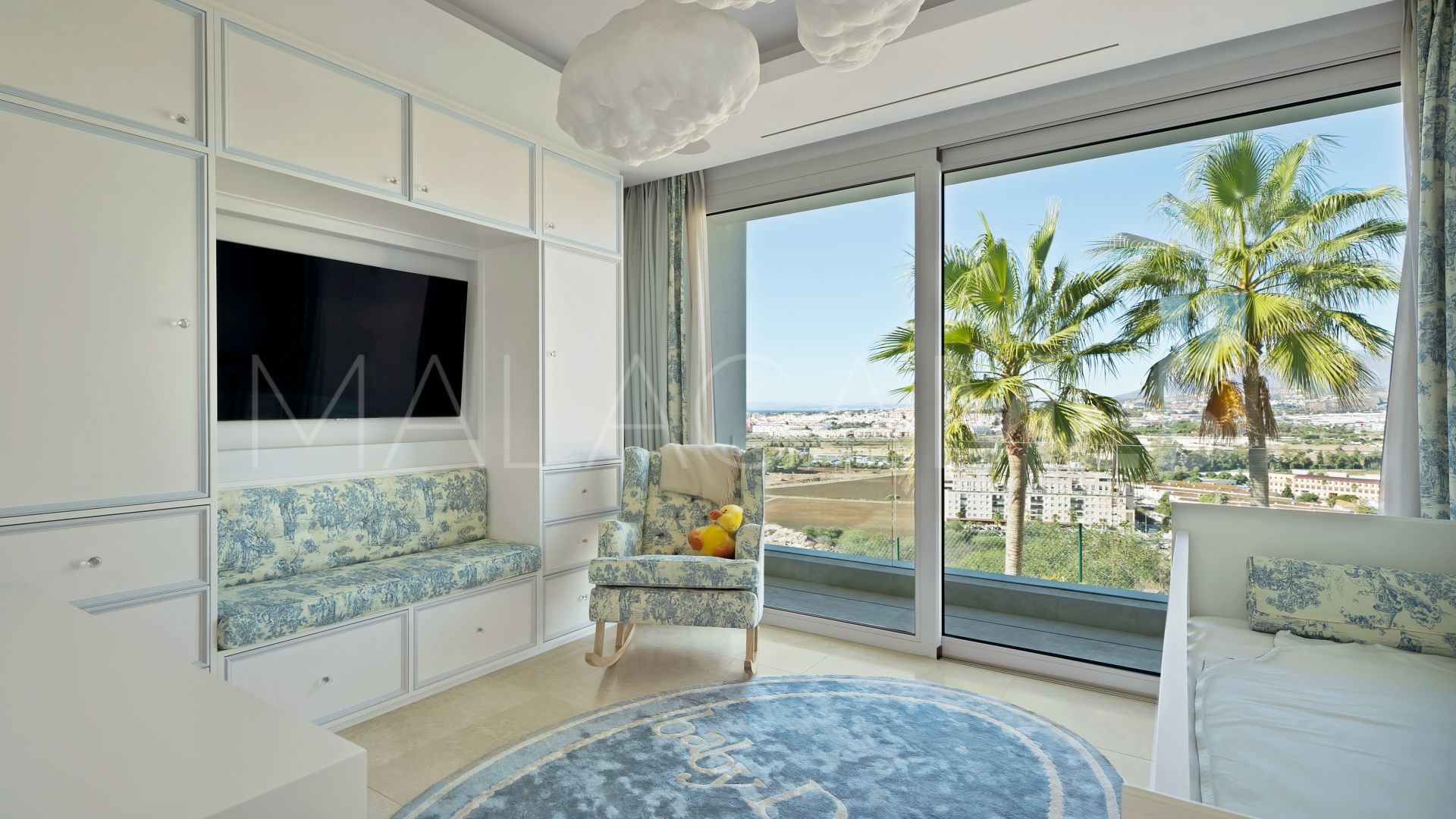 Villa for sale in Nueva Andalucia
