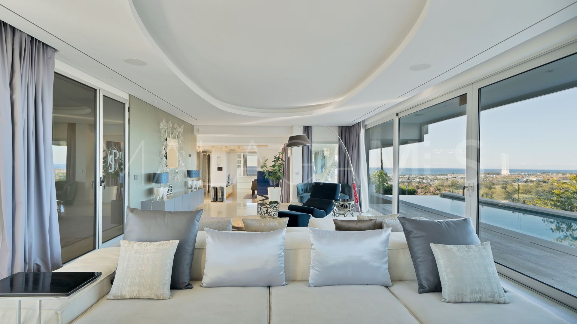 Villa for sale in Nueva Andalucia