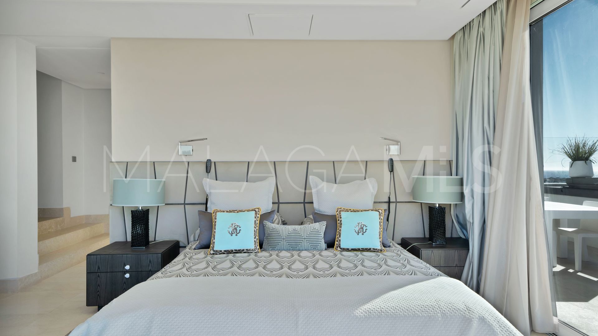Villa for sale in Nueva Andalucia