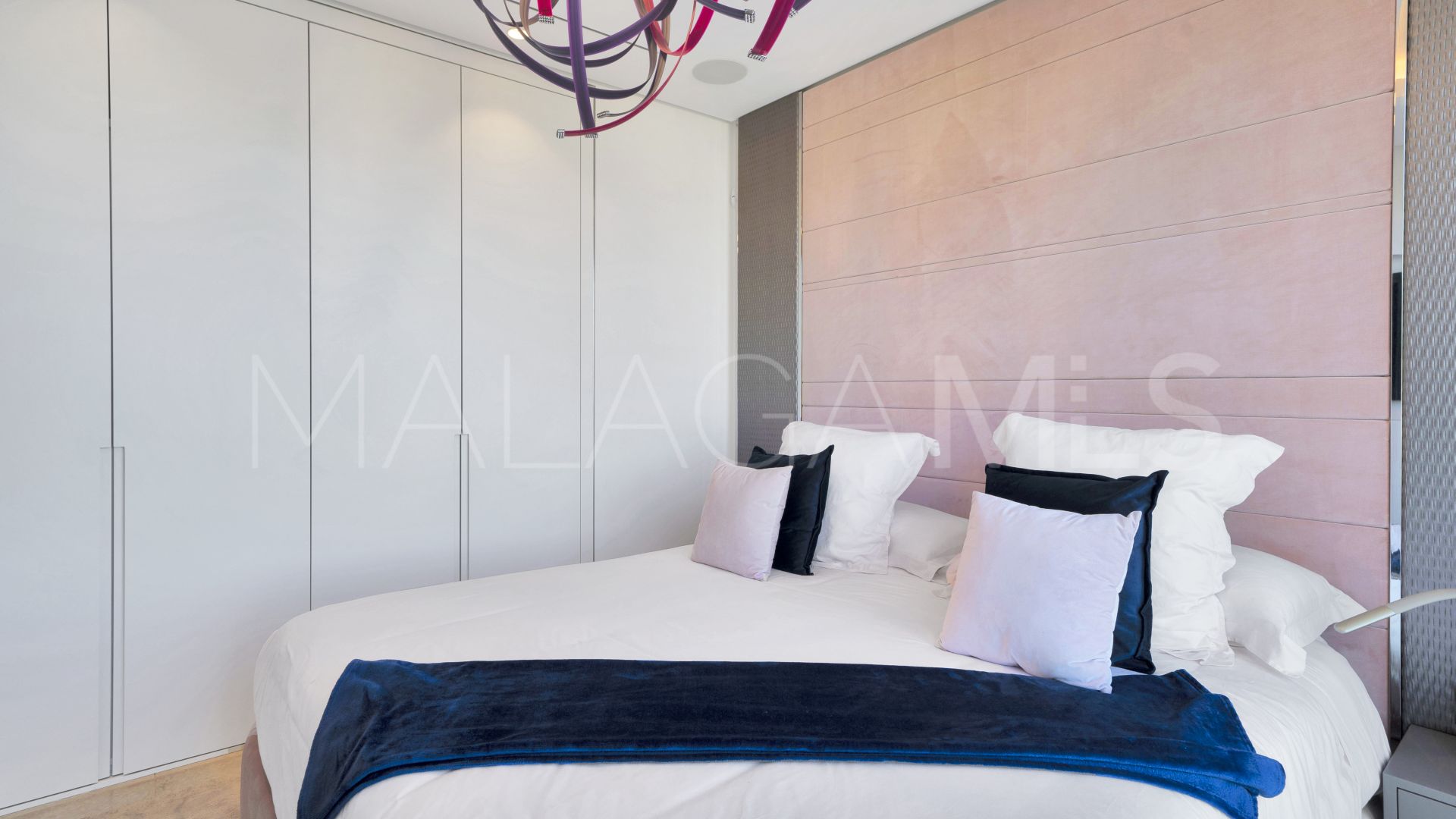 Villa for sale in Nueva Andalucia