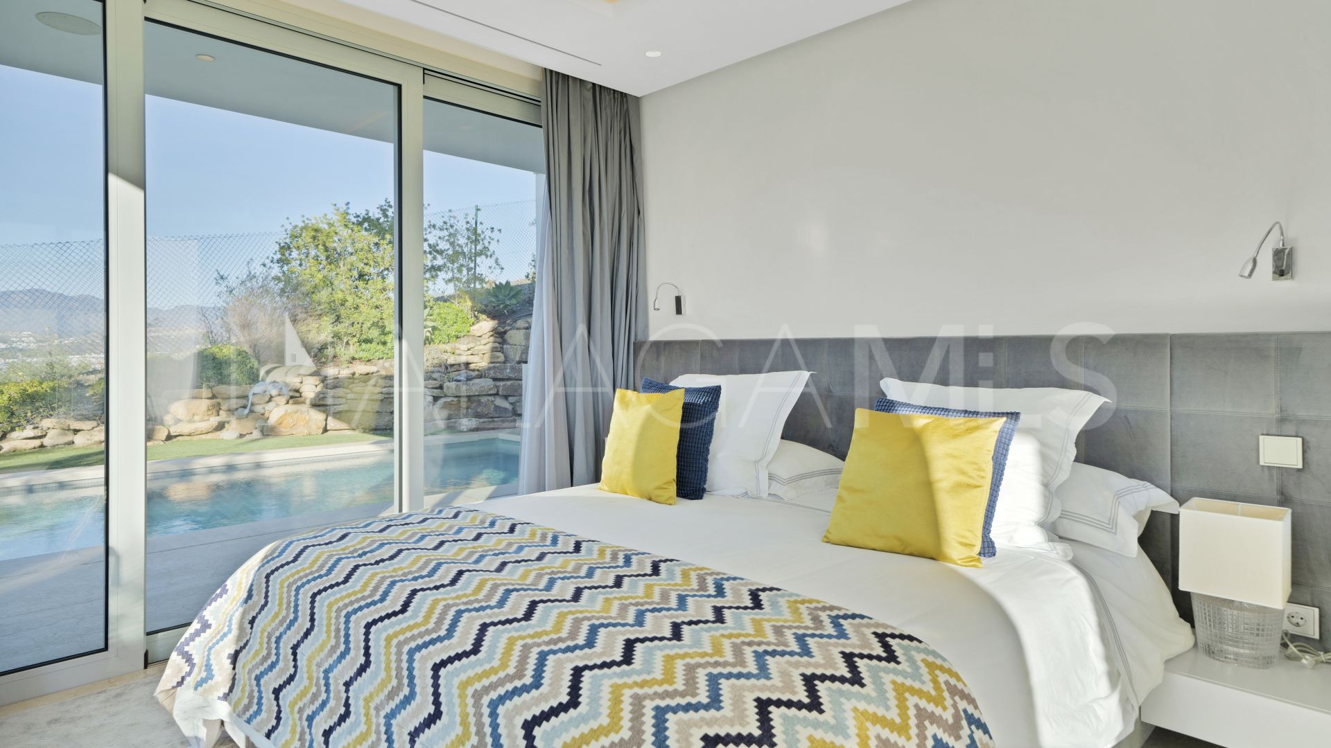 Villa for sale in Nueva Andalucia