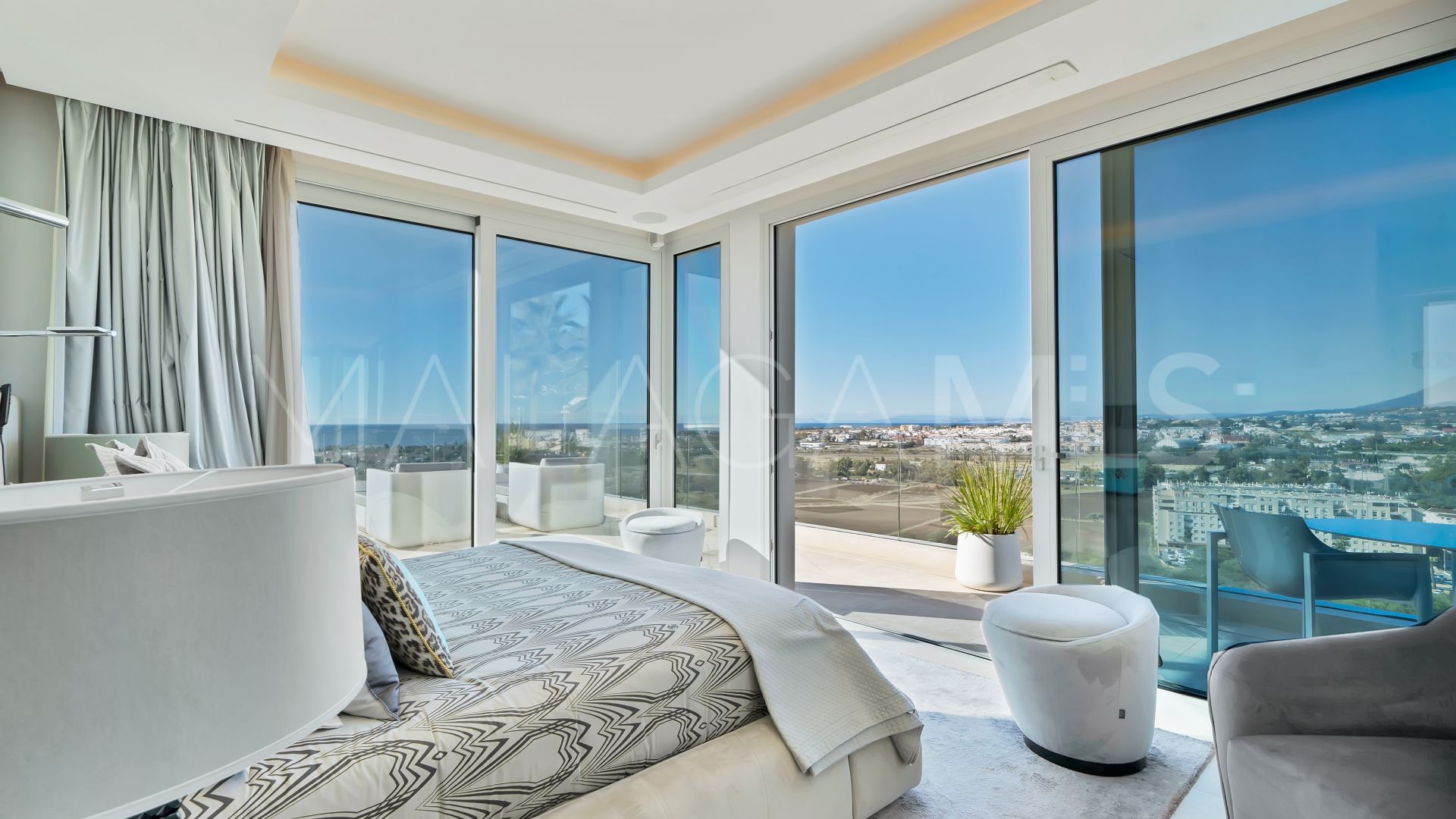 Villa for sale in Nueva Andalucia