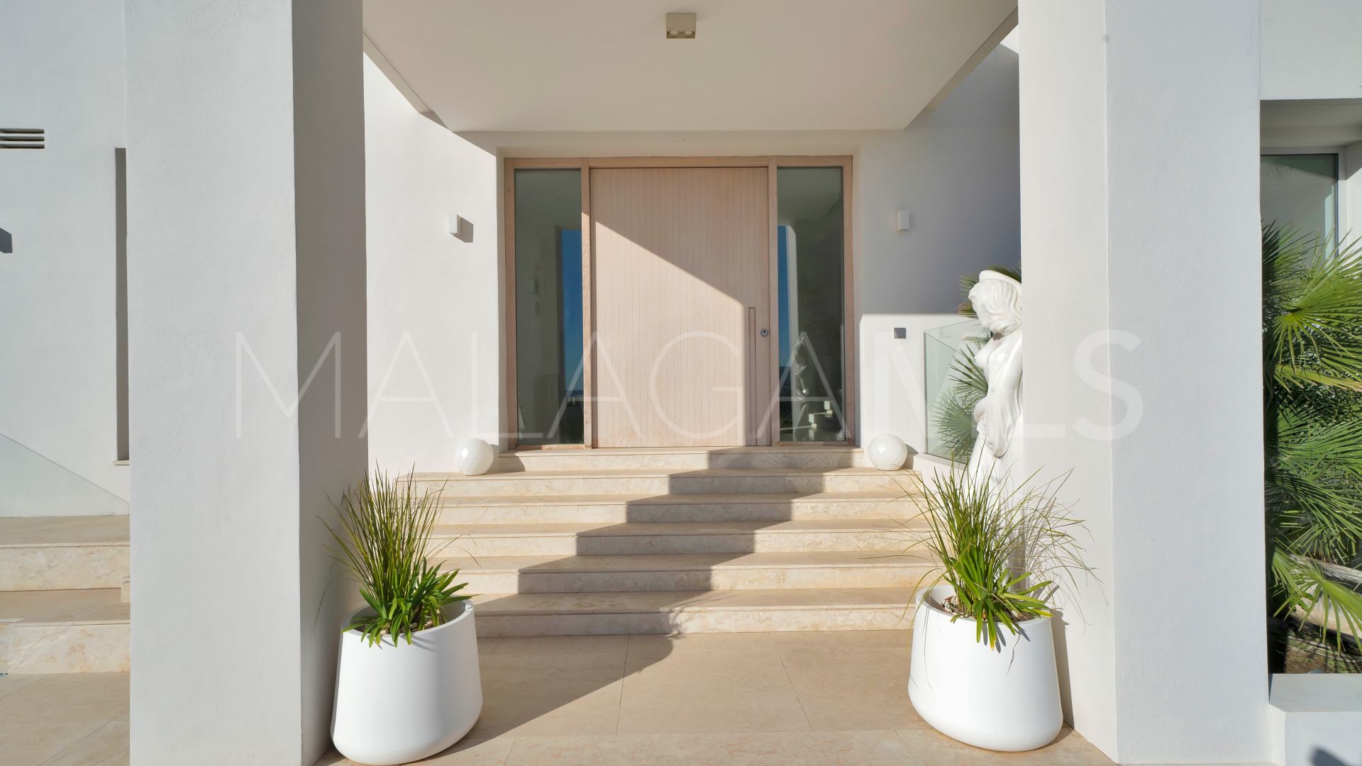 Villa for sale in Nueva Andalucia